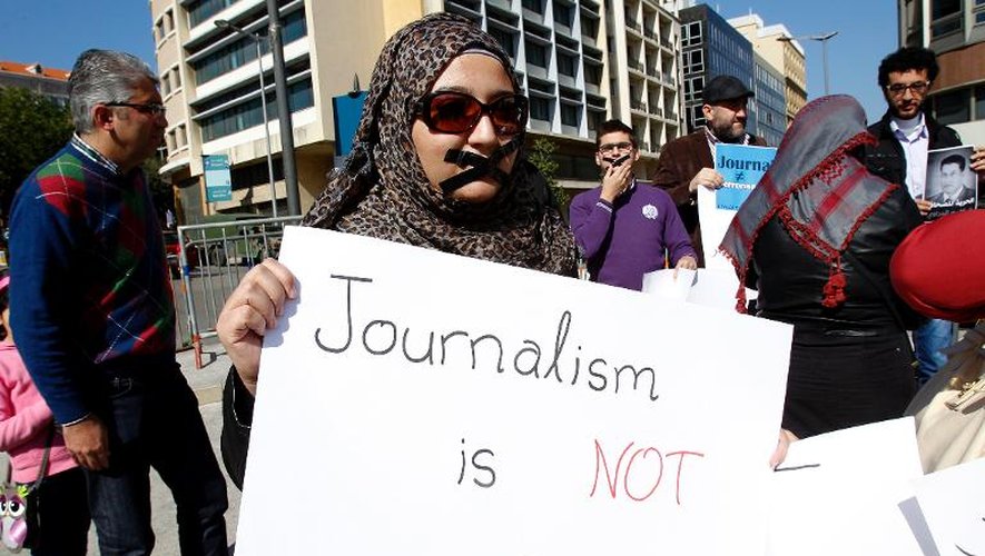 Une militante libanaise participe le 8 février 2014 à une manifestation à Beyrouth en soutien aux journalistes d'Al-Jazeera arrêtés en Egypte