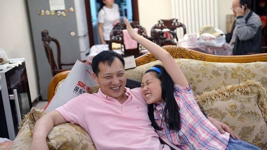 Chi Shubo et sa fille Nancy, dans leur appartement en banlieue de Pékin, le 12 mai 2013