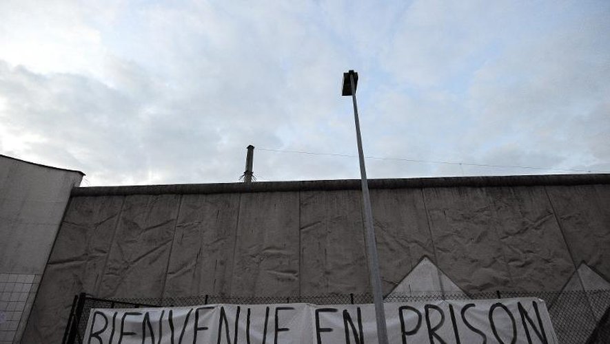 Des surveillants de la prison de Strasbourg-Elsau ont déployé une banderole sur la facade de la maison d'arrêt alors qu'ils manifestent, le 27 février 2012 pour protester contre le projet de suspension des fouilles au corps