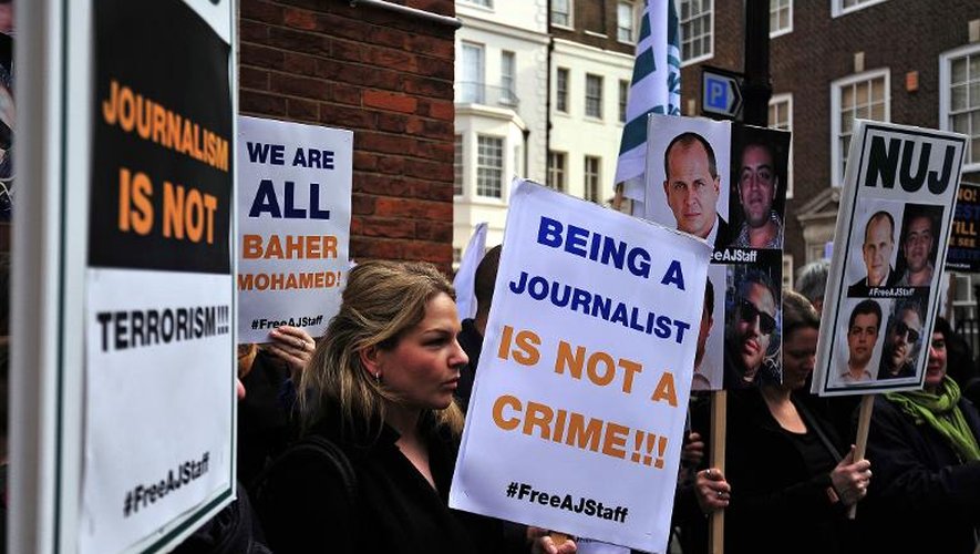 Des manifestants devant l'ambassade égyptienne à Londres pour demander la libération de journalistes emprisonnés, le 19 février 2014