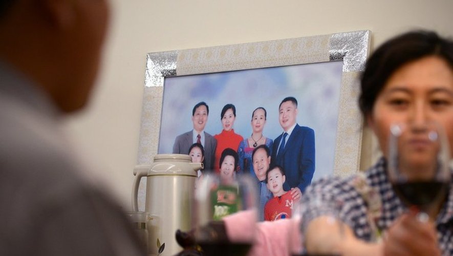 Li Na et Chi Shubo boivent du vin dans leur appartement de la banlieue de Pékin, le 12 mai 2013
