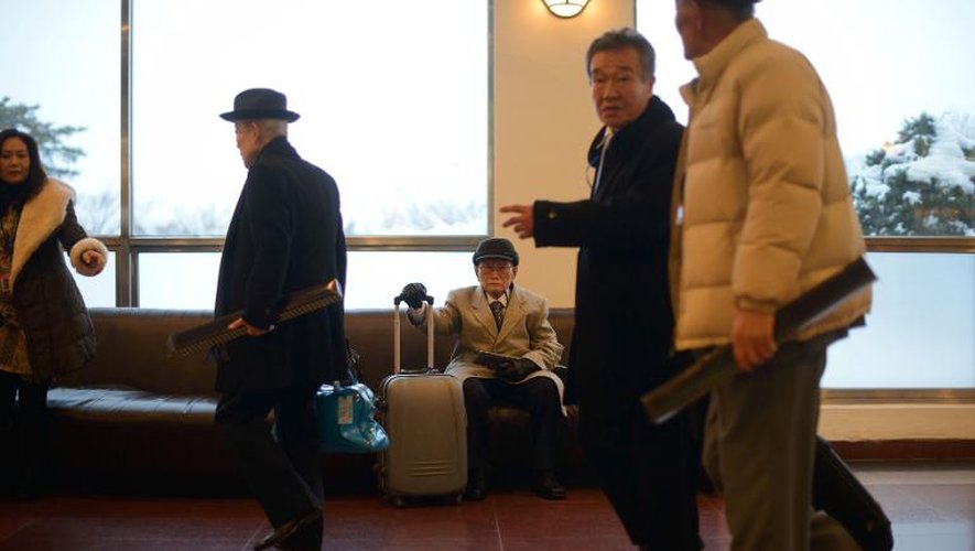 Un groupe participants à une réunion de familles en route pour la Corée du Nord, le 20 février 2014 à Sokcho