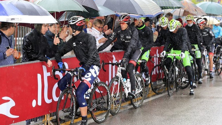 Les cyclistes attendent sous les parapluies avant le départ de la 12e étape du Tour d'Italie, le 16 mai 2013