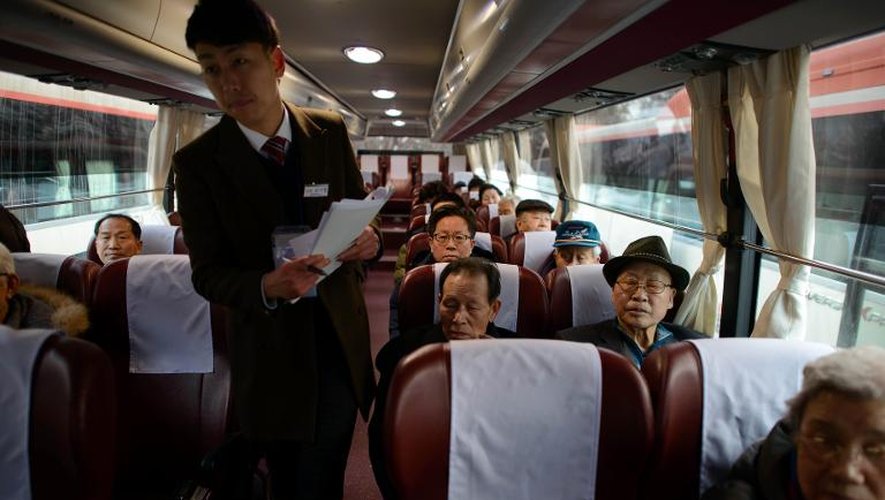 Un groupe participants à une réunion de familles en route pour la Corée du Nord, le 20 février 2014 à Sokcho