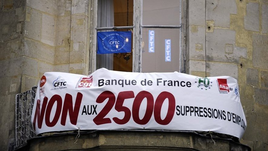 Un balcon de la Banque de France, à Paris, lors d'une manifestation des salariés contre les suppressions de postes le 29 janvier 2013
