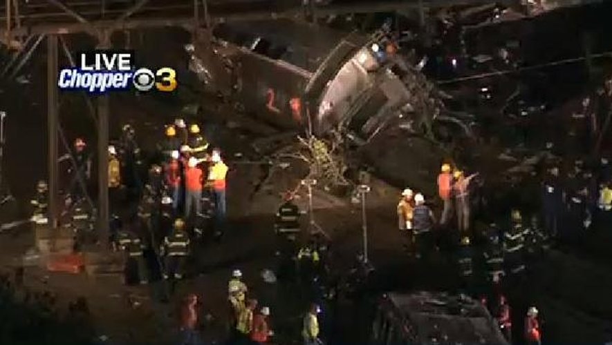 Capture d'écran de KYW-TV CBSPhilly montrant des sauveteurs autour du train qui a déraillé le 13 mai 2015 près de Philadelphie