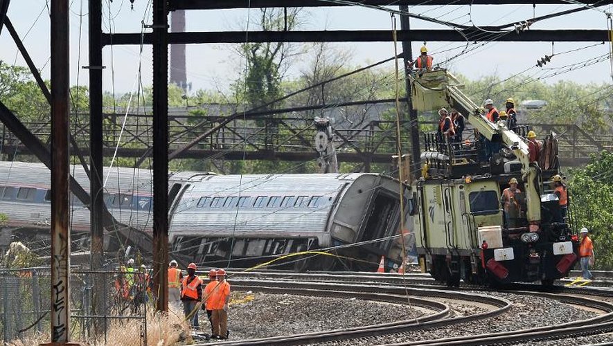 Des secouristes s'affairent autour  du train qui a déraillé le 13 mai 2015 à Philadelphie
