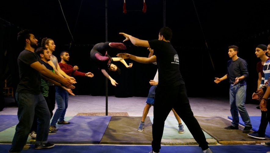 Des jeunes Palestiniens s'entraînent à l'école de cirque de Bir Zeit, en Cisjordanie occupée, le 22 mars 2016