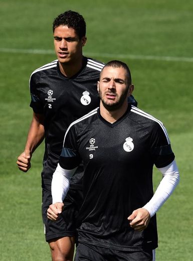 L'attaquant du Real Madrid Karim Benzema et le défenseur Raphaël Varane, à l'entraînement le 12 mai 2015 à Madrid