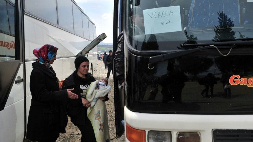 Des femmes s'apprêtent à monter dans un bus quittant le camp de migrants à la frontière gréco-macédonienne, près d'Idomeni, le 26 mars 2016