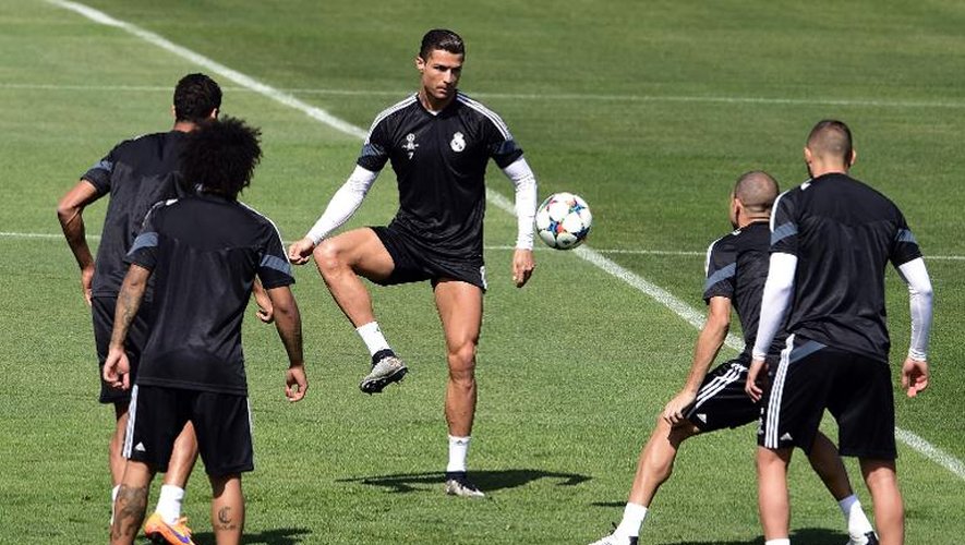 Le Portugais Cristiano Ronaldo (c) à l'entraînement avec ses coéquipiers du Real Madrid, le 12 mai 2015 à Madrid