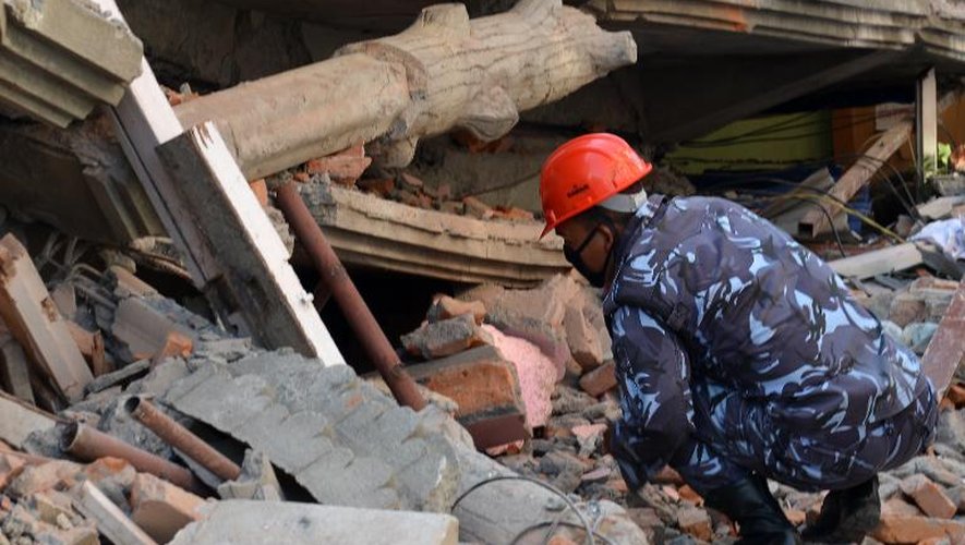 Un secouriste à la recherche de survivants, au milieu des décombres le 12 mai 2015 à Katmandou