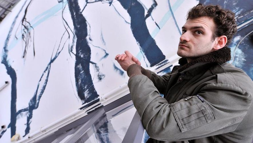 L'artiste français Bonom, le 7 février devant l'une de ses peinture murale à Bruxelles