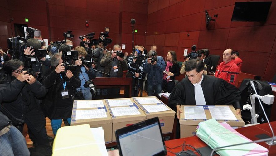 Un huissier dispose des éléments du dossier Tony Meilhon à la cour d'assises de Nantes, le 22 mai 2013