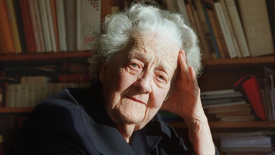 Germaine Tillion dans sa maison de Saint-Mandé le 22 novembre 2000