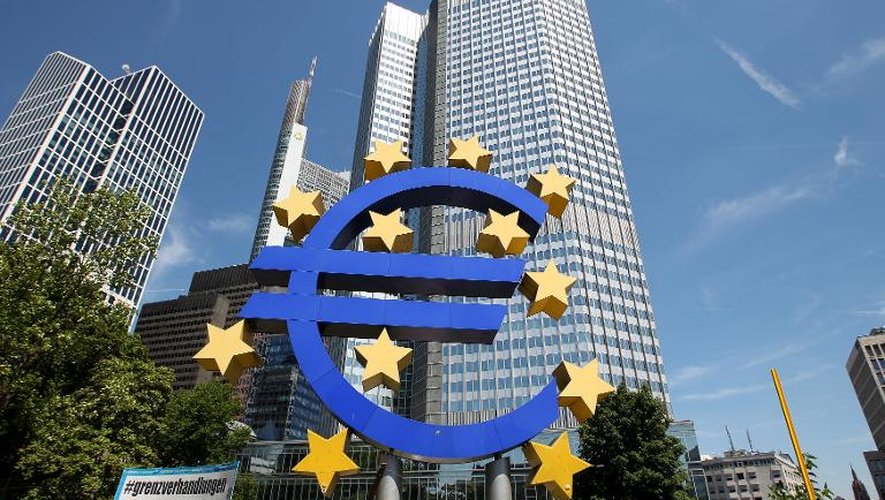 Le logo de l'euro devant la BCE le 3 juillet 2014 à Francfort