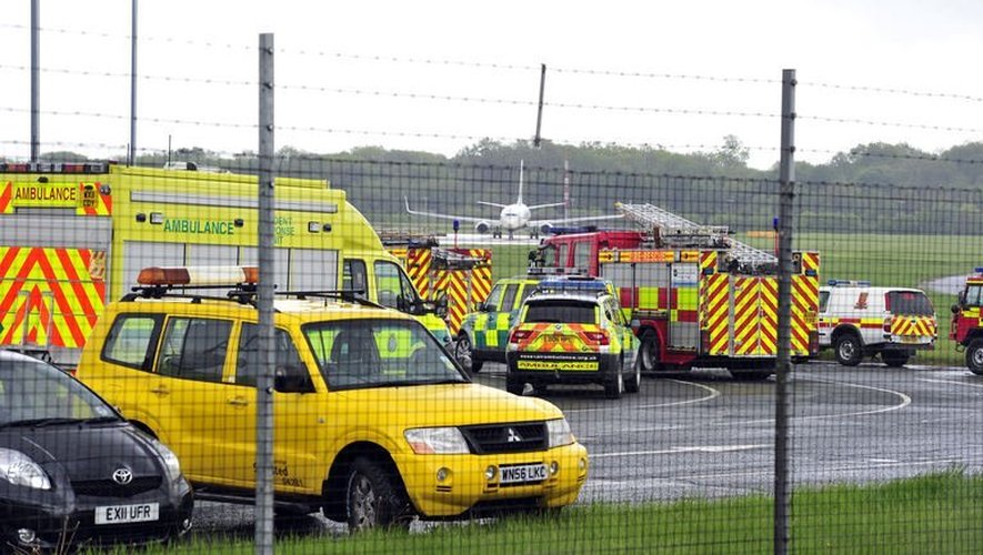 Des véhicules de secours prêts, sur le tarmac de l'aéroport de Londres Stansted, à intervenir le 24 mai 2013 après le déroutage d'un avion pakistanais