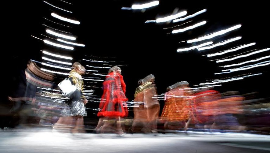 Des mannequins présentent la collection Prada automne-hiver à la Fashion Week de Milan, le 20 février 2014