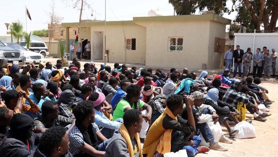 Des migrants d'Afrique sub-saharienne attendant dans un centre à Misrata, en Libye, le 9 mai 2015