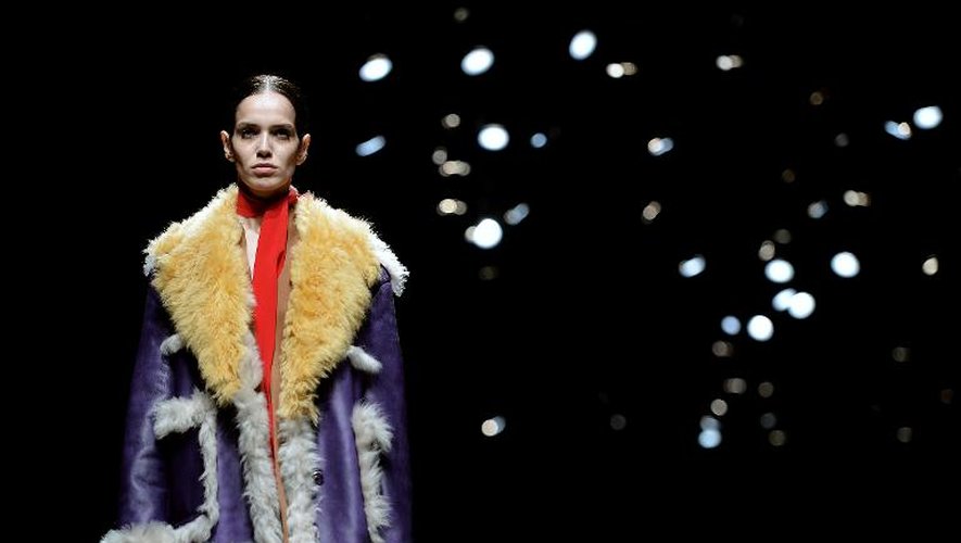 Un mannequin présente un manteau de la collection Prada automne-hiver à la Fashion Week de Milan, le 20 février 2014