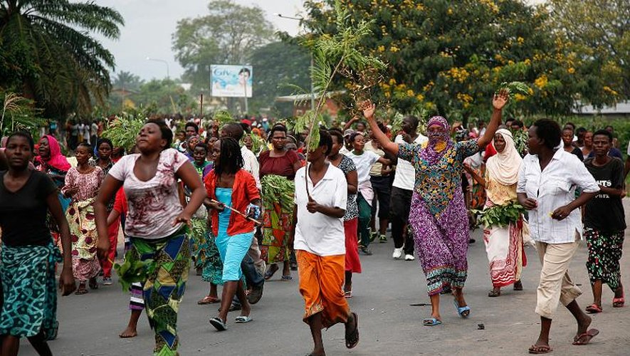 Des manifestants dans une rue de Bujumbura, le 13 mai 2015