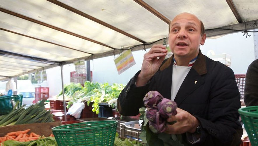 Eric Briffard, chef du palace George V, choisit ses légumes sur un marché de Paris, le 22 mai 2013