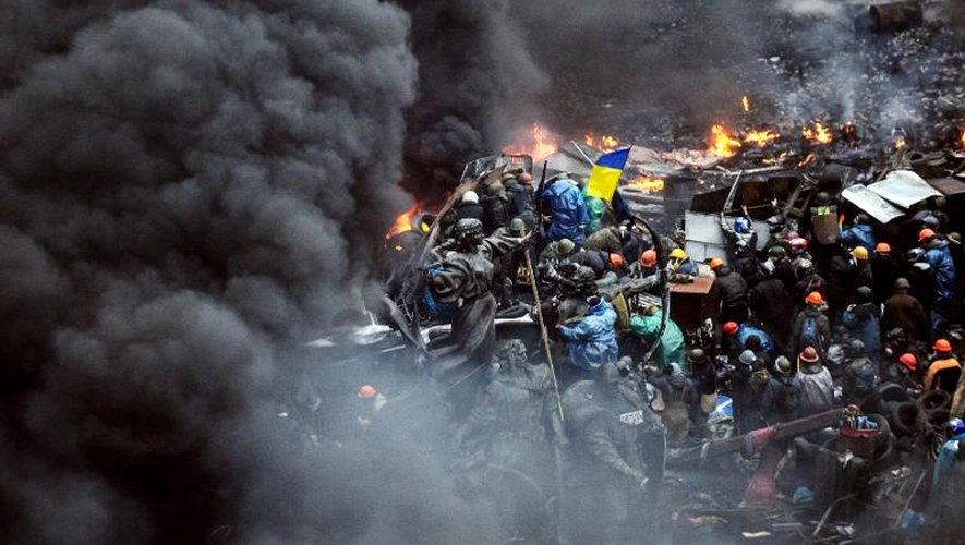 Des manifestants sur une barricade en feu à Kiev, le 20 février 2014