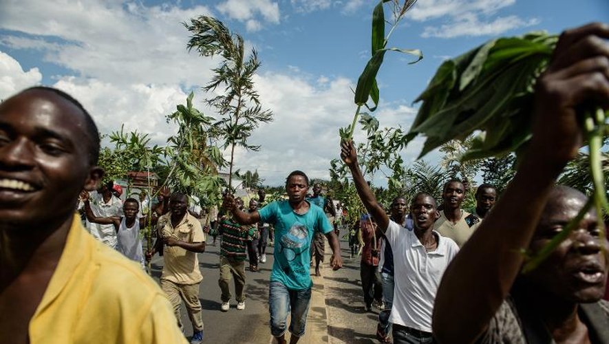 Des Burundais manifestent leur joie dans Bujumbura après l'annonce du coup d'Etat le 13 mai 2015