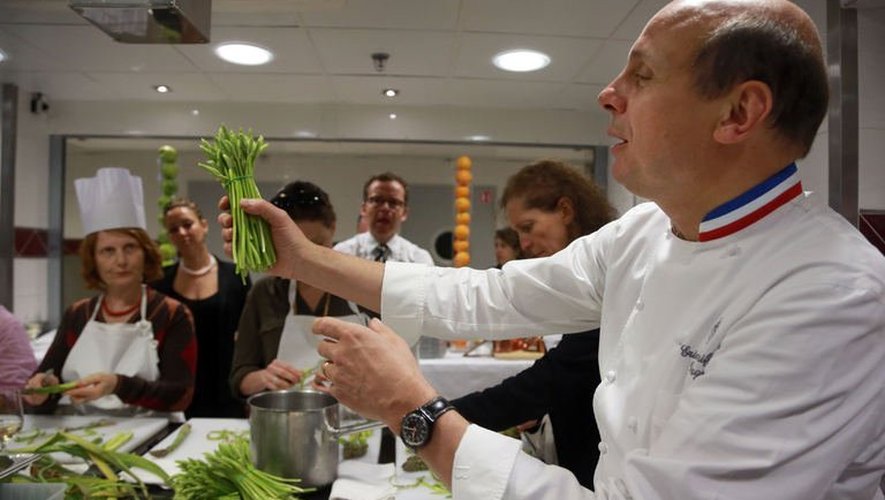 Le chef Eric Briffard montre des asperges qu'il s'apprête à cuisiner au palace parisien George V, le 22 mai 2013
