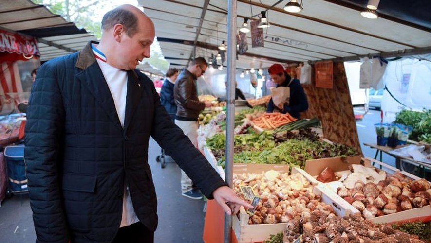 Le chef étoilé Eric Briffard fait ses courses sur un marché parisien, le 22 mai 2013