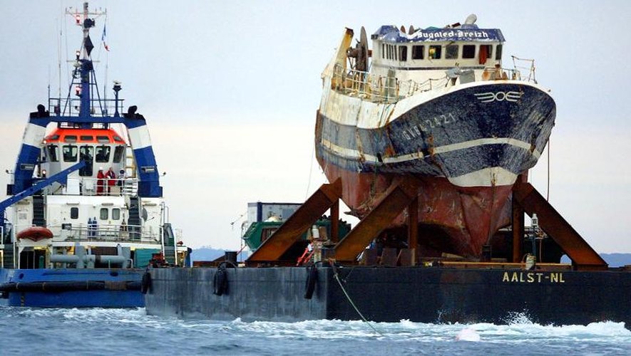 "Le Bugaled Breizh", immatriculé au Guilvinec (Finistère) remorqué jusqu'au port de Brest le 13 juillet 2004