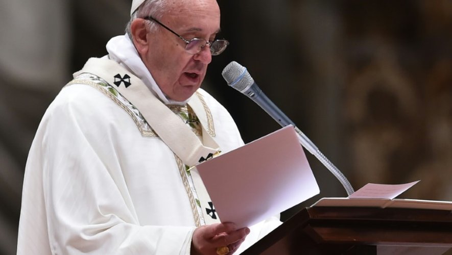 Le pape François  célébre la Veillée pascale dans la basilique Saint-Pierre, le 26 mars 2016 au Vatican