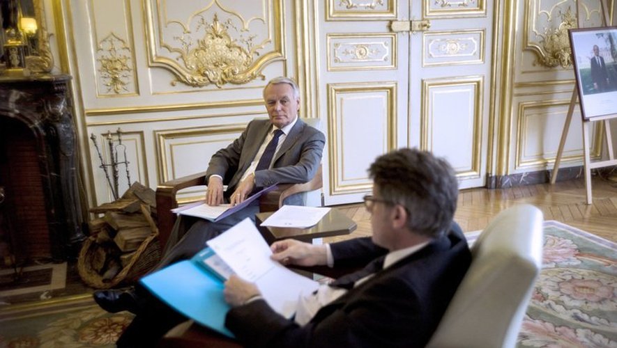 Jean-Marc Ayrault et Vincent Peillon le 29 avril 2013 dans le bureau du Premier ministe à Matignon