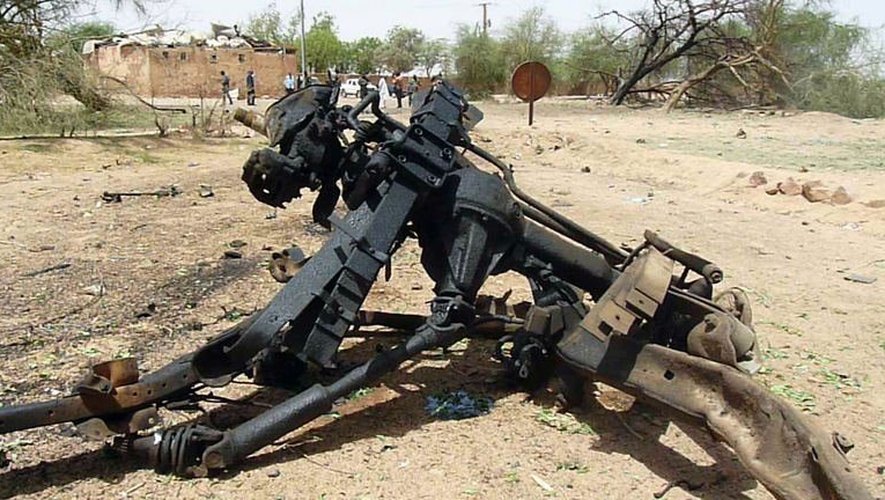 Débris du véhicule utilisé pour un attentat suicide, 23 mai 2013 à Agadez, dans le nord du Niger