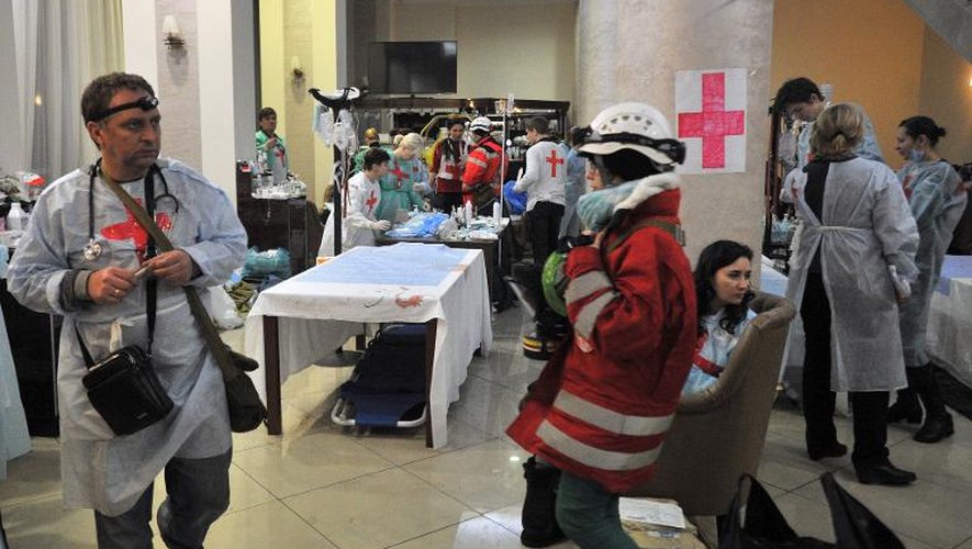 Des médecins et volontaires dans un hôpital de fortune installé dans le hall d'un hôtel, le 20 février 2014 à Kiev