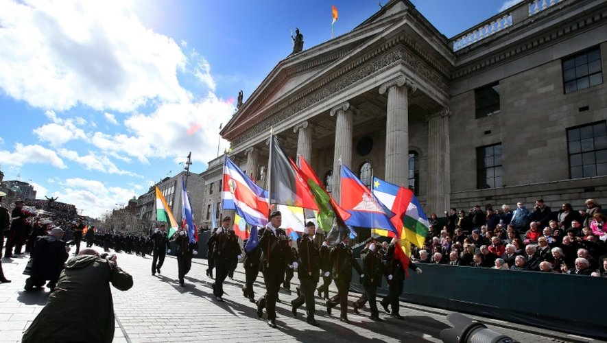 Des centaines de milliers de personnes marquent le centenaire de la rébellion contre la domination britannique qui a mené à l'indépendance de l'Irlande en 1922, le 27 mars 2016 à Dublin