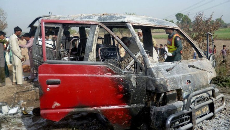 La carcasse du car scolaire après l'accident qui a fait 17 morts dont 16 enfants, le 25 mai 2013 au Pakistan