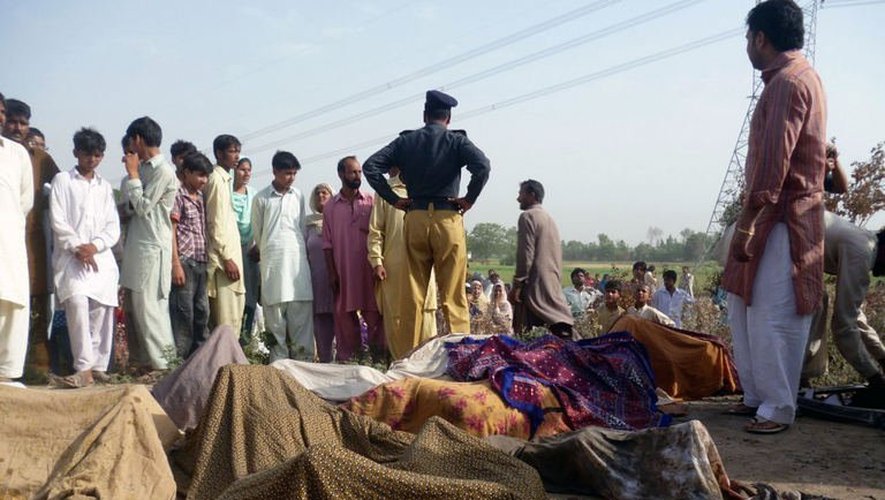 Des couvertures recouvrent les corps de victimes de l'accident de car scolaire au Pakistan, le 25 mai 2013