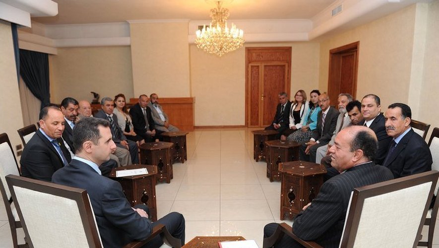 Photo fournie le 23 mai 22013 par l'agence syrienne SANA montrant Bachar al-Assad (G) entouré de dirigeants de partis tunisiens