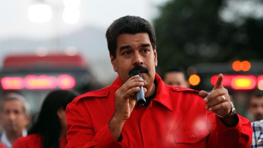 Le président vénézuélien Nicolas Maduro s'adresse aux personnes rassemblées devant le palais présidentiel, le 20 février 2014 à Caracas