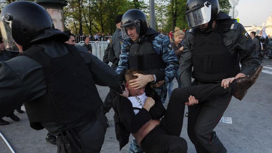 Des policiers arrêtent un opposant lors d'une manifestation à la veille de l'investiture de Vladimir Poutine à la présidence, le 6 mai 2012 à Moscou