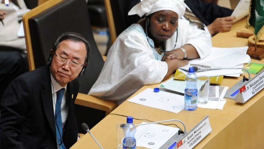 Nkosazana Dlamini-Zuma (d) de l'UA, et le secrétaire général de l'ONU Ban Ki-moon, le 25 mai 2013 à Addis Abeba