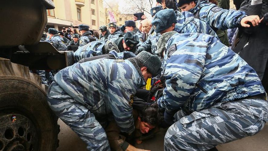 Des policiers maitrisent un manifestant devant le tribunal de Moscou, le 21 février 2014