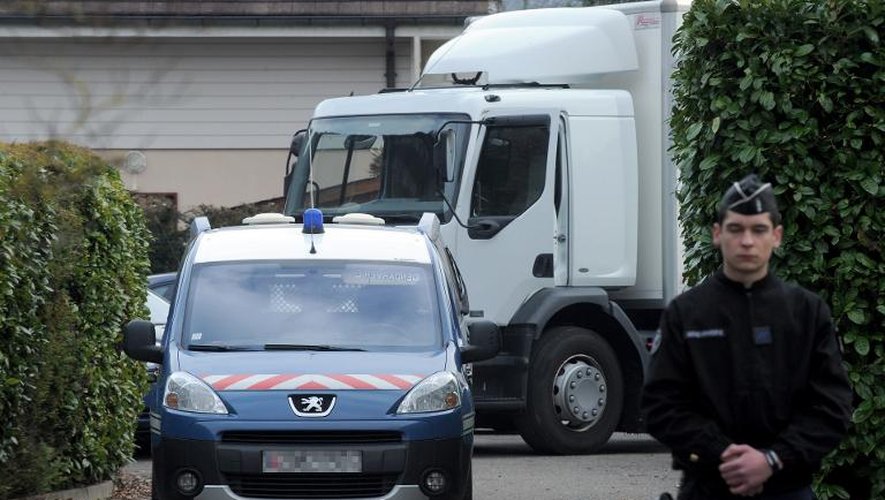 Des gendarmes devant le domicile de l'homme arrêté à Talloires, le 18 février 2014