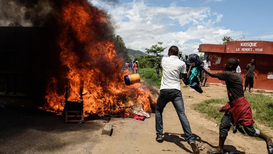 Violences lors d'une manifestation contre le président Pierre Nkurunziza le 13 mai 2015 à Musaga dans la banlieu de Bujumbura