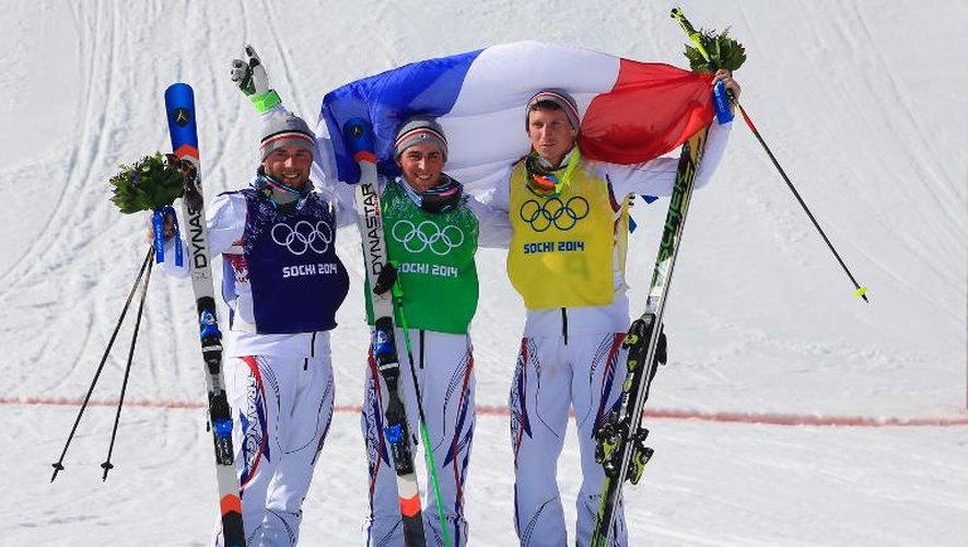 Les Français Jean Frédéric Chapuis (vert), Arnaud Bovolenta (bleu) et Jonathan Midol (jaune) sur le podium de l'épreuve de skicross des JO, le 20 février 2014 à Rosa Khoutor