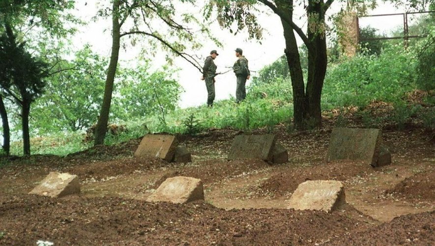 Les tombes des sept moines de Tibéhirine assassinés en 1996, dans le monastère, à Tibéhirine en Algérie, le 16 mai 1997