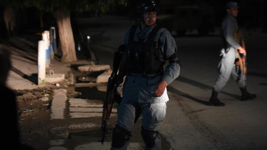 Des policiers afghans devant le Park Palace, une résidence attaquée le 13 mai 2015 par des talibans à Kaboul