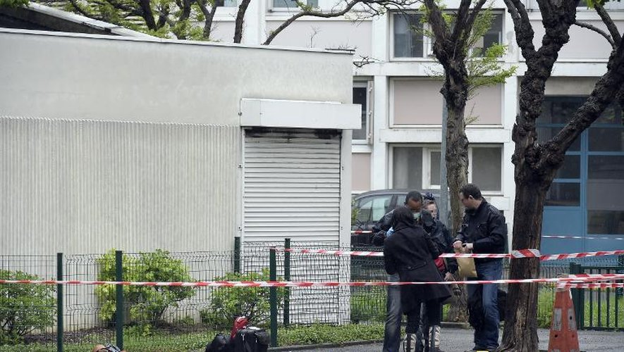Des policiers sur le lieu d'une fusillade le 30 avril 2015 à Saint-Ouen
