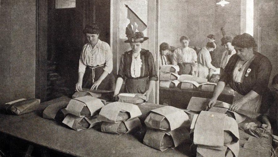 Des femmes emballent du pain pour les troupes au front pendant la guerre de 14-18